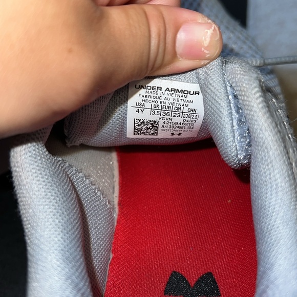 Under Armour Charged Rogue 3 Size 4 youth - Picture 5 of 6